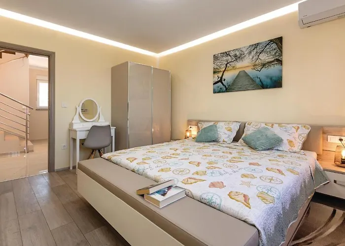 Vakantiehuis Gorgeous In With Sauna Marčana