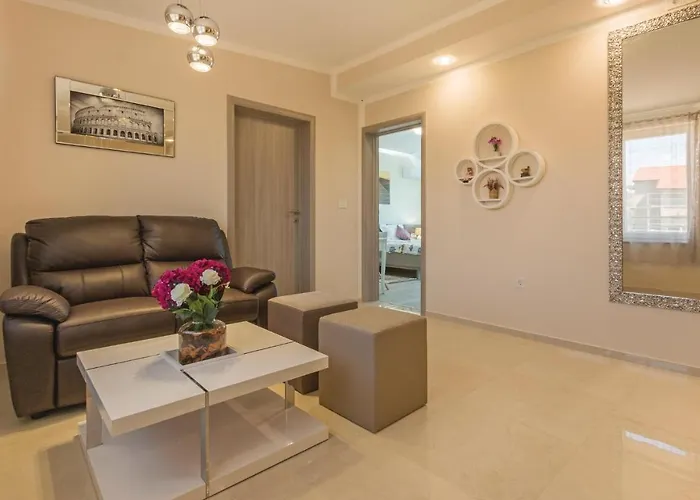 Vakantiehuis Gorgeous In With Sauna Marčana