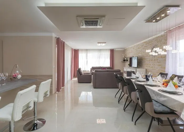 Vakantiehuis Gorgeous In With Sauna *